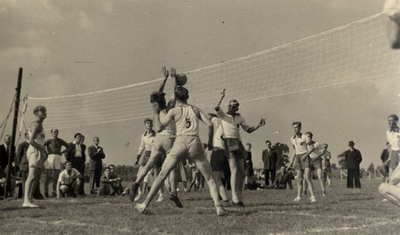 811809 Afbeelding van enkele werknemers van de Carrosserie- en Constructiewerkplaatsen N.V. Jan Jongerius tijdens een ...